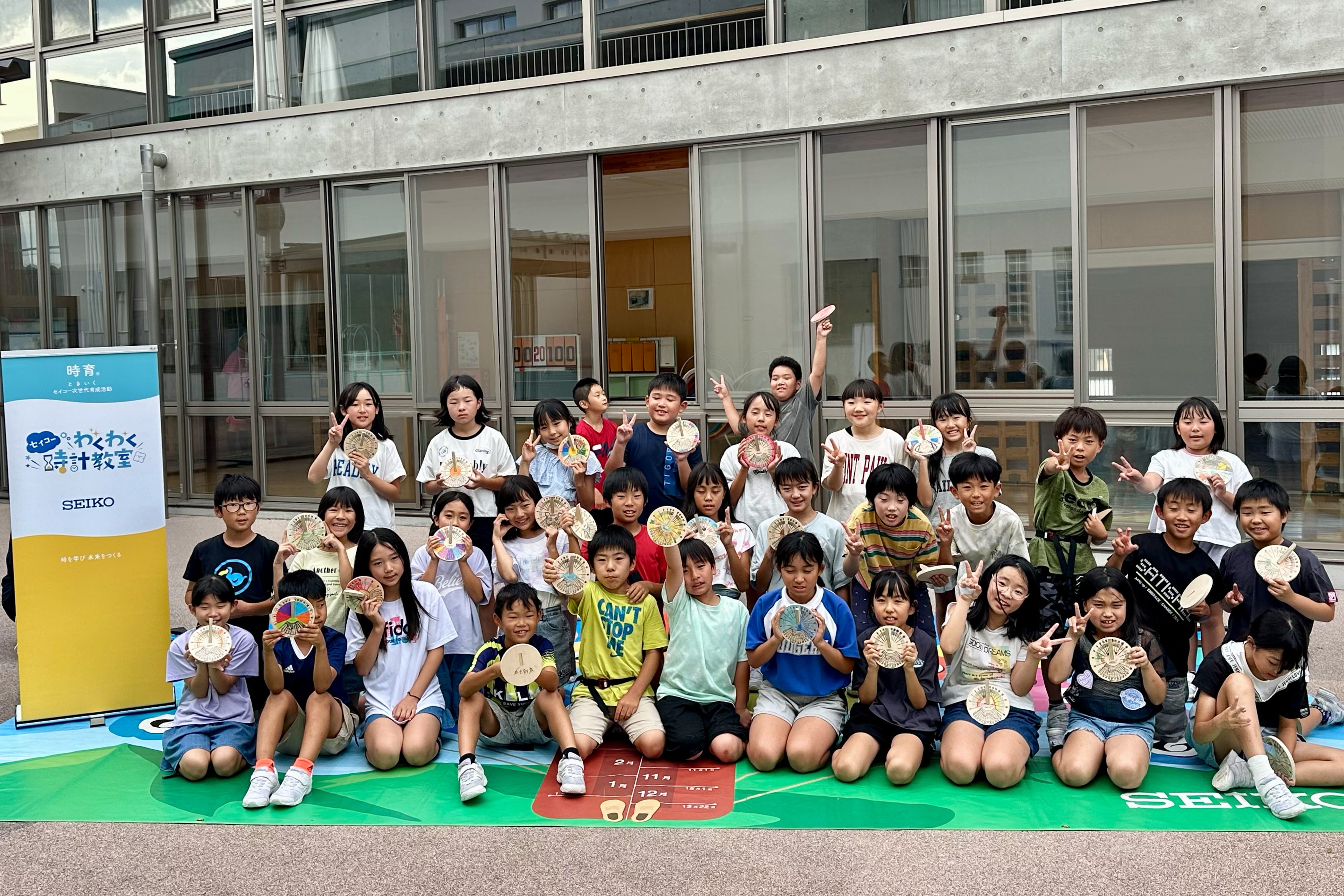 写真：日本 - 佐久穂町立佐久穂小学校でのわくわく時計教室の様子