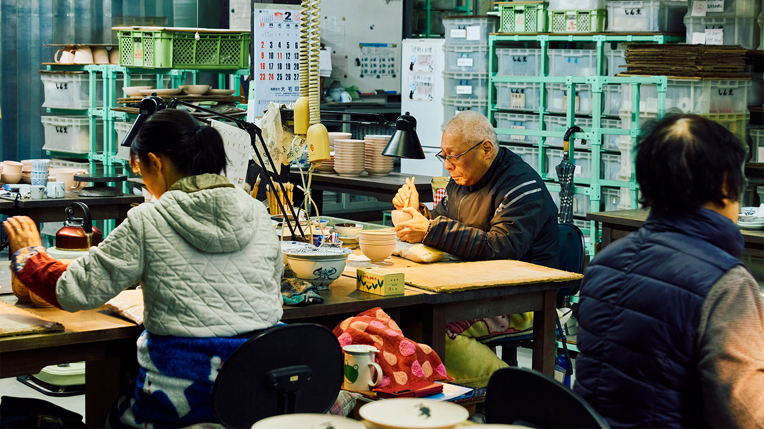 Foto de artesanos trabajando en el taller Shin-gama